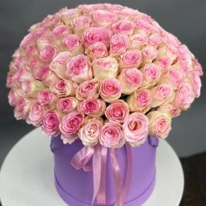 Композиция в шляпной коробке из 151 розы кения в Кашире