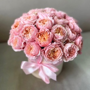 Композиция в шляпной коробке из кустовой пионовидной розы Джульетта в Кашире