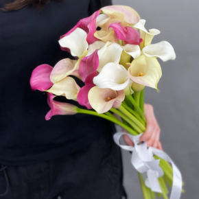 Букет из 21 каллы микс в Кашире