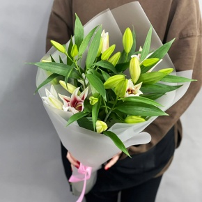 Монобукет из 3 бело-розовых лилий в Кашире
