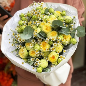 Букет "Иветта" из лимонных пионовидных кустовых роз и ромашек в Кашире