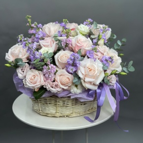 Композиция в корзине из французских роз и ароматных маттиол в Кашире