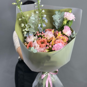 Букет "Таинственное очарование" из мазровых роз Риджентс парк, гиперикума, альстромерий, эустом и дельфиниума в Кашире