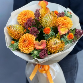 Букет "Пейзажи Левитана" из калл, лейко, георгин, скиммии и занзибара в Кашире