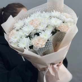 Букет из хризантем и диантусов пудра в Кашире