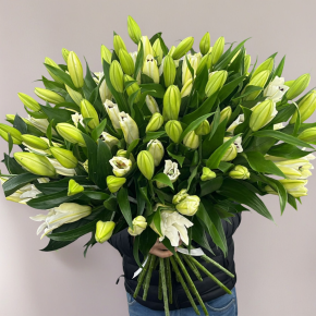 Объемный букет из 27 ароматных белых лилий в Кашире