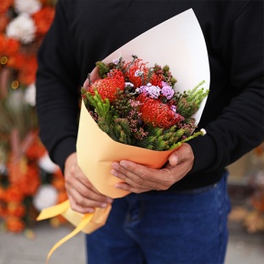 Букет "Капс" из лейко и экзотики в Кашире