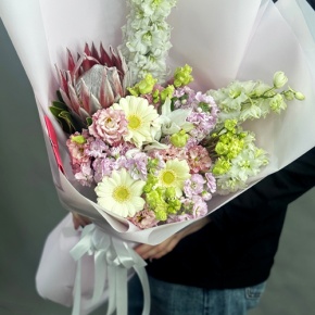 Букет "Минор" из протеи, ароматных маттиол, эустом, гербер и дельфиниума в Кашире