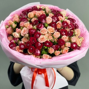 Букет "Рубиновый гранит" из 35 кустовых роз микс (50 см) в Кашире