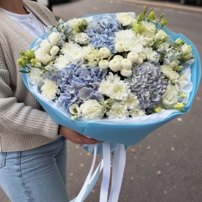 Букет "Голубые облака" из хризантемы, диантусов, Голландской гортензии, дельфиниума и эустомы в Кашире