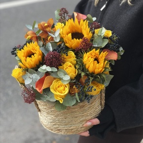 Композиция в сумке "Тональность" из подсолнухов, калл, ягод вибирнума, лимонных роз, скиммии и орхидеи в Кашире