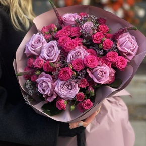 Букет "Малиновый вечер" из кустовых малиновых роз, вероники, лимониума и роз Меритим в Кашире