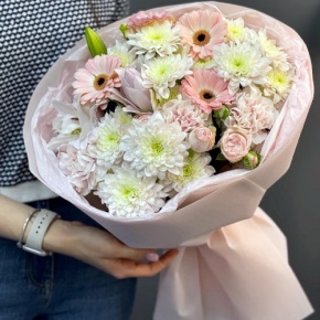 Букет "Дружба" из хризантемы, пионовидной лилии, гербер, диантусов и кустовых роз в Кашире