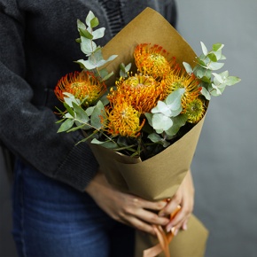 Букет "Гости из будущего" из 5 лейко и эвкалипта в Кашире