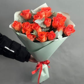 Букет из 15 морковных роз с эвкалиптом (50 см) в Кашире
