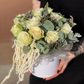 Композиция в шляпной коробке "Чудное мгновение" из 13 роз, эвкалипта, брунии и амарнтуса в Кашире