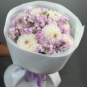 Букет "Чарующий" из георгин и ароматных маттиол в Кашире