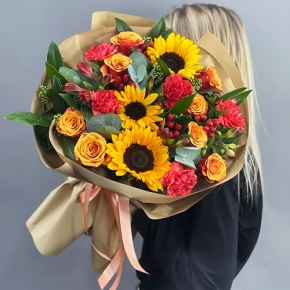 Букет "Ричи" из подсолнухов, альстромерий, гиперикума, роз, скиммии и диантусов в Кашире