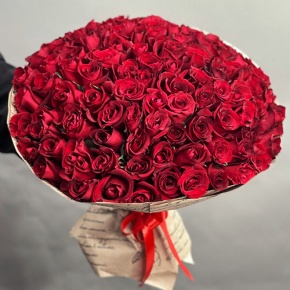 Букет 101 красная роза Кения в крафте (50 см) в Кашире