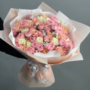 Букет "От моего сердца" из кустовых пионовидных роз Джульетта, аллиума и роз Аваланж в Кашире