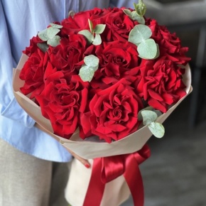 Букет "Красная пантера" из 13 роз Эквадор и эвкалипта в Кашире
