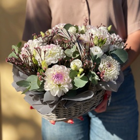 Композиция в корзине "Сюзи" из георгин, эустом и капса в Кашире