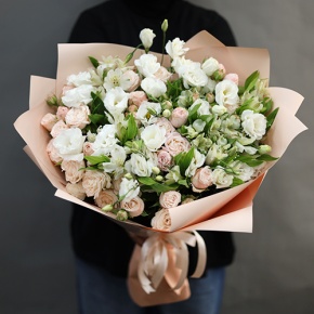 Букет "Полли" из эустом и кустовых пионовидных роз в Кашире