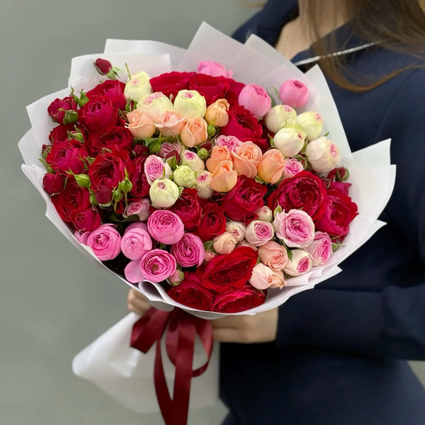 Букет из 15 разноцветных веток кустовых роз в Кашире