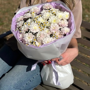 Букет "Нежный взгляд" из кустовых хризантем и ромашек в Кашире