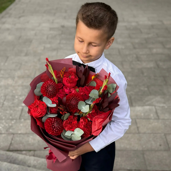 Букет с георгинами, розами и леукадендроном в Кашире