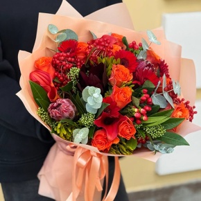 Букет "Красный закат" из калл, роз, калины, скиммии, гиперикума, сафари, гербер и капса в Кашире