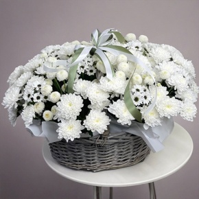 Композиция в корзине "Снежная лавина" из хризантем в Кашире