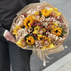 Букет "Биркин" из подсолнухов, орхидей, гиперикума, хризантем Виена в Кашире