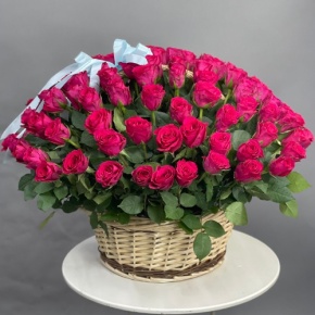 Композиция в корзине из 151 малиновой розы в Кашире
