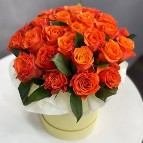 Композиция в шляпной коробке из 25 роз огненных роз в Кашире