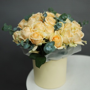 Композиция в шляпной коробке из 25 роз Аваланж и веточек эвкалипта в Кашире