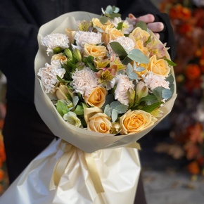 Букет "Пломбирный" из роз Аваланж, диантусов, альстромерий и эвкалипта в Кашире