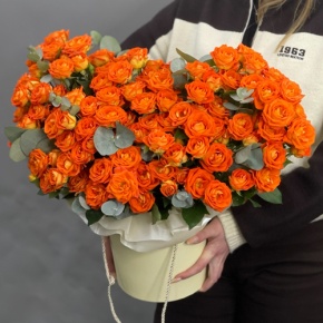 Композиция в шляпной коробке "Закат" из кустовых роз и эвкалипта в Кашире