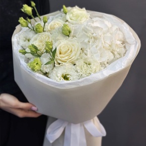 Букет "Нега" из Голландской гортензии, роз и эустом в Кашире