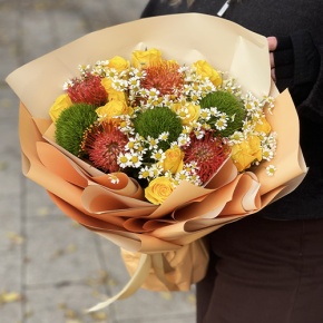 Букет "Зельда" из диантусов Lux, лимонных роз, лейко и ромашек в Кашире