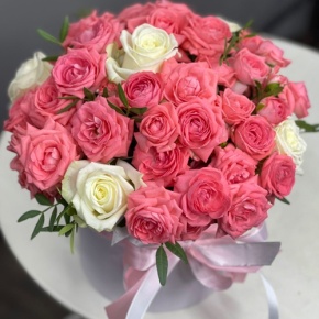 Композиция в шляпной коробке из белых и кустовых коралловых роз в Кашире