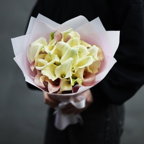 Букет из 25 калл нежный микс в Кашире