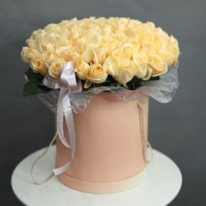 Композиция в шляпной коробке из 101 кремовой розы в Кашире