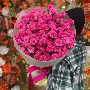 Букет из 35 малиновых кустовых пионовидных роз (60 см) в Кашире
