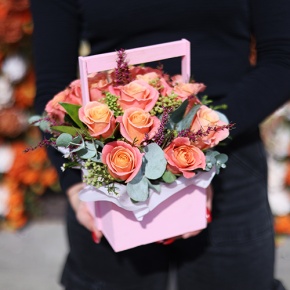 Композиция в ящике из роз Мисс Пигги и капса в Кашире