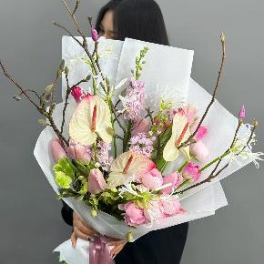 Авторский букет с антуриумами, ранункулюсами и цветущими ветками магнолии в Кашире