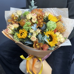 Букет "Сочиняй мечты" из подсолнухов, лейко, вибирнума, орхидей, калл, кустовых роз и талинума в Кашире