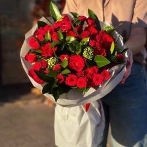 Букет "Всё возможно" из кустовых роз, скиммии, роз Эль Торо и рускуса в Кашире