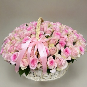 Композиция в корзине из 101 кенийской розы нежный микс (40 см) в Кашире