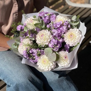 Букет "Совершенство" из георгин и ароматных маттиол в Кашире